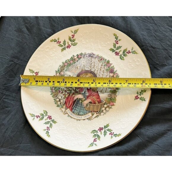 Royal Doulton Christmas Plate Child Gathering Holly Vintage 1978 - Picture 10 of 10